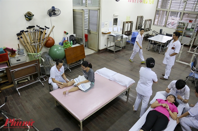 Thai phụ mang thai 8 tháng bị xe tải chèn qua bụng hạnh phúc khi được bế con Thai phu mang thai 8 thang bi xe tai chen qua bung hanh phuc khi duoc be con