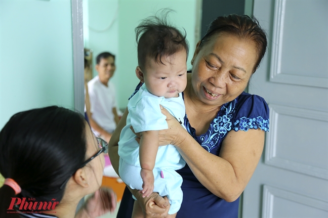 Thai phụ mang thai 8 tháng bị xe tải chèn qua bụng hạnh phúc khi được bế con Thai phu mang thai 8 thang bi xe tai chen qua bung hanh phuc khi duoc be con