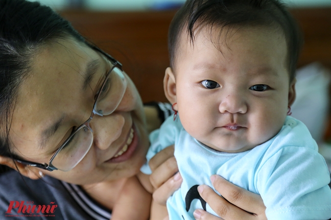 Thai phụ mang thai 8 tháng bị xe tải chèn qua bụng hạnh phúc khi được bế con Thai phu mang thai 8 thang bi xe tai chen qua bung hanh phuc khi duoc be con