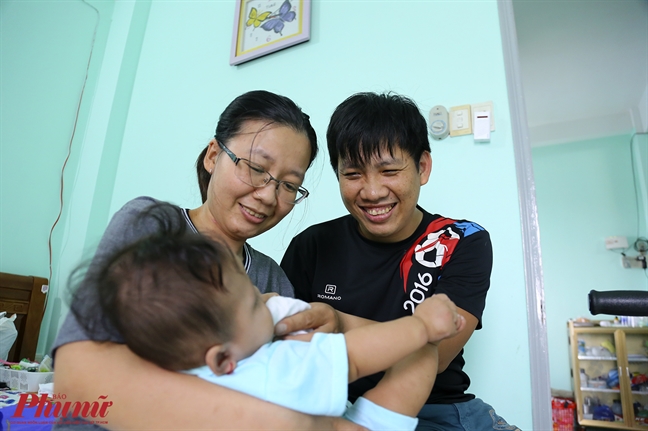 Thai phụ mang thai 8 tháng bị xe tải chèn qua bụng hạnh phúc khi được bế con Thai phu mang thai 8 thang bi xe tai chen qua bung hanh phuc khi duoc be con
