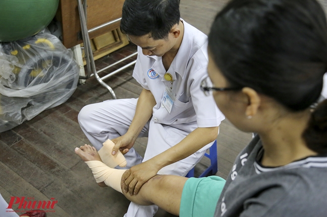 Thai phụ mang thai 8 tháng bị xe tải chèn qua bụng hạnh phúc khi được bế con Thai phu mang thai 8 thang bi xe tai chen qua bung hanh phuc khi duoc be con