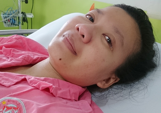 Thai phụ mang thai 8 tháng bị xe tải chèn qua bụng hạnh phúc khi được bế con Thai phu mang thai 8 thang bi xe tai chen qua bung hanh phuc khi duoc be con