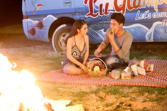 Khổng Tú Quỳnh tình tứ với trai lạ khi vắng mặt Ngô Kiến Huy Khong Tu Quynh tinh tu voi trai la khi vang mat Ngo Kien Huy
