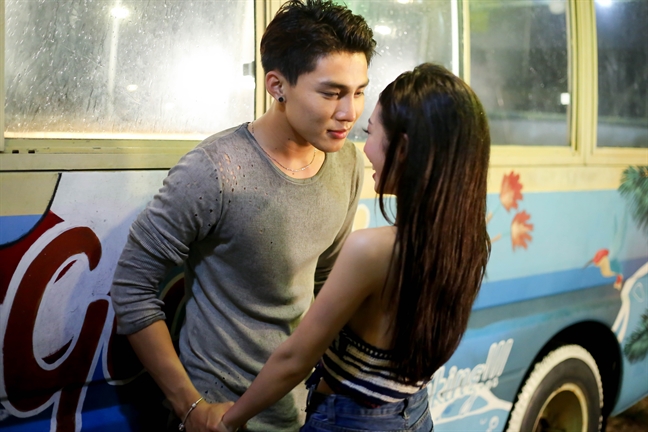 Khổng Tú Quỳnh tình tứ với trai lạ khi vắng mặt Ngô Kiến Huy Khong Tu Quynh tinh tu voi trai la khi vang mat Ngo Kien Huy