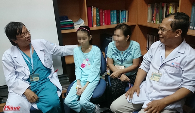 Con mắc bệnh hiếm gặp, ba mẹ ôm bé đi trừ tà ma Con mac benh hiem gap, ba me om be di tru ta ma