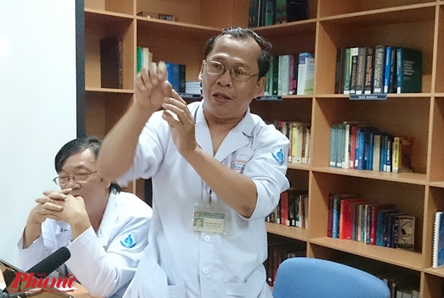 Con mắc bệnh hiếm gặp, ba mẹ ôm bé đi trừ tà ma Con mac benh hiem gap, ba me om be di tru ta ma