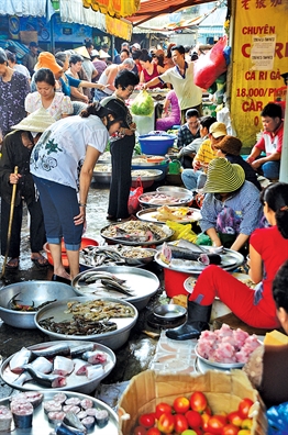 Ra chợ để nghe nhịp đời… Ra cho de nghe nhip doi…