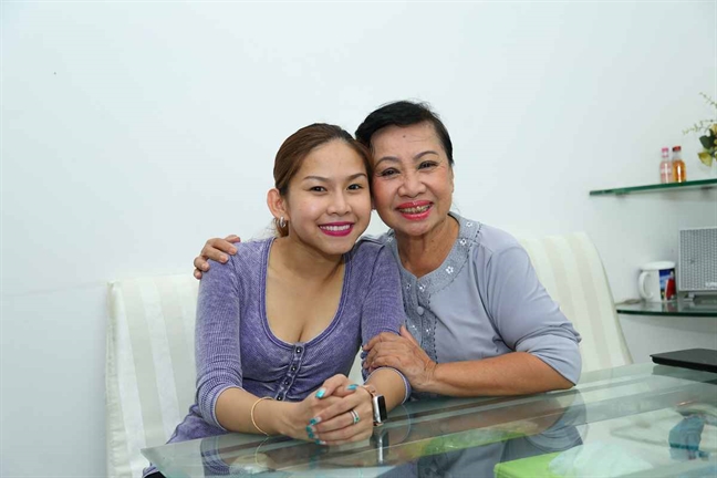 Nghệ sĩ cải lương Bình Tinh: 'Bỏ chồng thì được, bỏ nghề hát thì không' Nghe si cai luong Binh Tinh: 'Bo chong thi duoc, bo nghe hat thi khong'