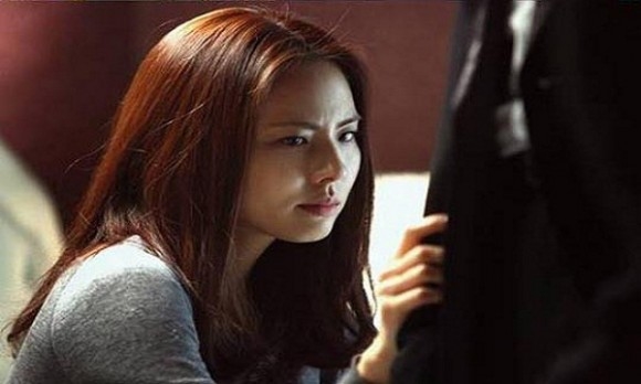 Vợ trả thù sau khi bị phản bội, chồng chỉ còn nước quỳ rạp dưới chân mà khóc ròng Vo tra thu sau khi bi phan boi, chong chi con nuoc quy rap duoi chan ma khoc rong