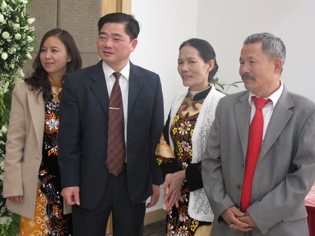 Đám cưới của chị sui, món quà của 4 thông gia khiến cả khán phòng bất ngờ Dam cuoi cua chi sui, mon qua cua 4 thong gia khien ca khan phong bat ngo