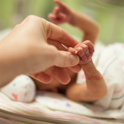 Nhận nuôi cô bé không não, cặp vợ chồng nhận được món quà vô giá Nhan nuoi co be khong nao, cap vo chong nhan duoc mon qua vo gia