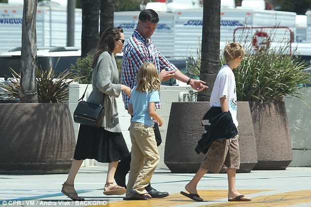 Angelina Jolie và Brad Pitt tái hợp chỉ là tin vịt? Angelina Jolie va Brad Pitt tai hop chi la tin vit?