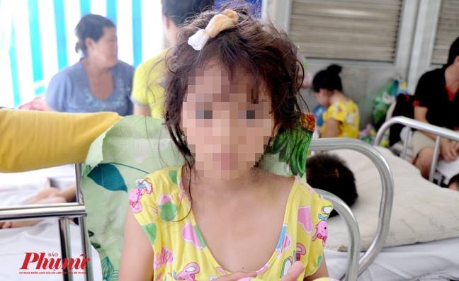 Bé gái duy nhất thoát chết sau tai nạn va quẹt xe tải trở nên ít nói Be gai duy nhat thoat chet sau tai nan va quet xe tai tro nen it noi