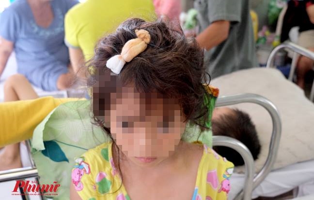 Bé gái duy nhất thoát chết sau tai nạn va quẹt xe tải trở nên ít nói Be gai duy nhat thoat chet sau tai nan va quet xe tai tro nen it noi