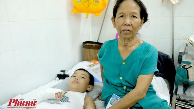 Cậu bé đột ngột mồ côi mẹ chỉ vì cái ấm nước cũ Cau be dot ngot mo coi me chi vi cai am nuoc cu