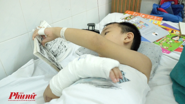 Cậu bé đột ngột mồ côi mẹ chỉ vì cái ấm nước cũ Cau be dot ngot mo coi me chi vi cai am nuoc cu