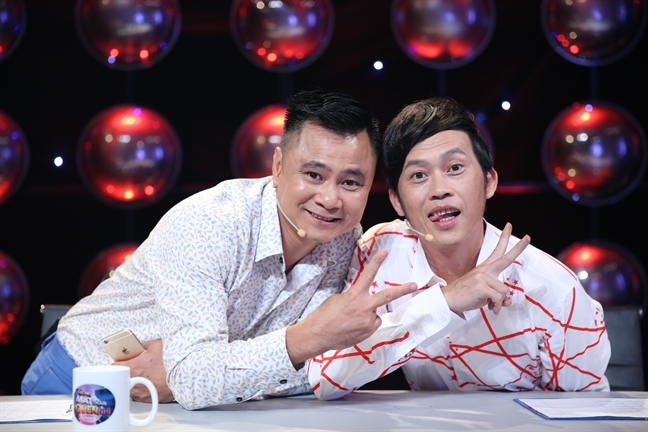 Lần đầu ngồi chung ghế nóng, Hoài Linh – Tự Long đã bất đồng quan điểm Lan dau ngoi chung ghe nong, Hoai Linh – Tu Long da bat dong quan diem