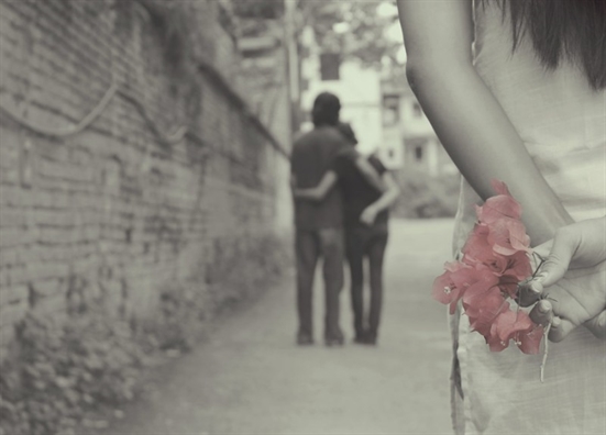 Này người thứ ba, đừng nhân danh tình yêu mà đạp lên mồ hôi, máu và nước mắt của người khác! Nay nguoi thu ba, dung nhan danh tinh yeu ma dap len mo hoi, mau va nuoc mat cua nguoi khac!