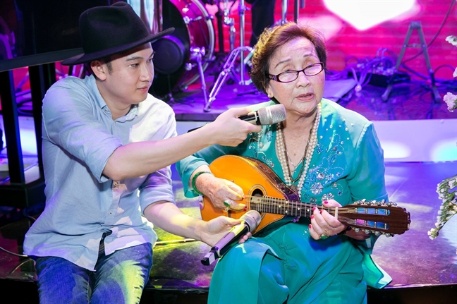 Cả nhà NSƯT Hoài Linh bật khóc trong tiệc sinh nhật mẹ Ca nha NSUT Hoai Linh bat khoc trong tiec sinh nhat me