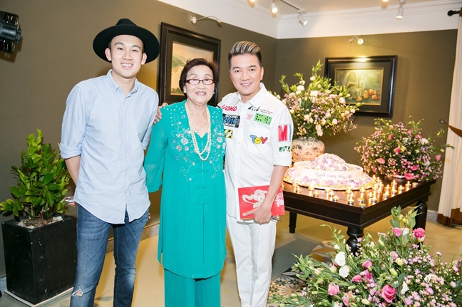 Cả nhà NSƯT Hoài Linh bật khóc trong tiệc sinh nhật mẹ Ca nha NSUT Hoai Linh bat khoc trong tiec sinh nhat me
