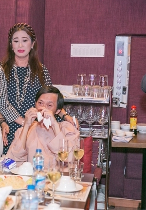 Cả nhà NSƯT Hoài Linh bật khóc trong tiệc sinh nhật mẹ Ca nha NSUT Hoai Linh bat khoc trong tiec sinh nhat me