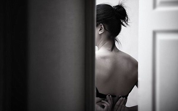 Nhục nhã ê chề khi chồng chính là tên biến thái cả chung cư ghê tởm Nhuc nha e che khi chong chinh la ten bien thai ca chung cu ghe tom