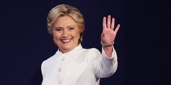 Hillary Clinton choáng khi phải tốn quá nhiều thì giờ chỉ để trang điểm Hillary Clinton choang khi phai ton qua nhieu thi gio chi de trang diem