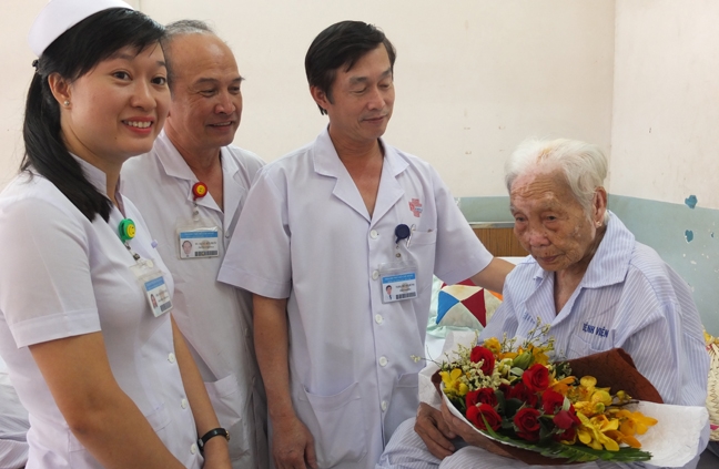 Các bác sĩ Sài Gòn cứu cụ bà 104 tuổi nguy kịch giữa đêm khuya Cac bac si Sai Gon cuu cu ba 104 tuoi nguy kich giua dem khuya