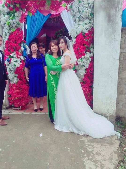 Xa mẹ 11 năm, ngày được gặp lại mẹ, con gái lại đi lấy chồng xa Xa me 11 nam, ngay duoc gap lai me, con gai lai di lay chong xa