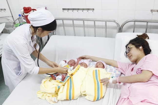 Sản phụ 24 tuổi ở Kiên Giang sinh tự nhiên một lúc 3 con gái xinh xắn San phu 24 tuoi o Kien Giang sinh tu nhien mot luc 3 con gai xinh xan