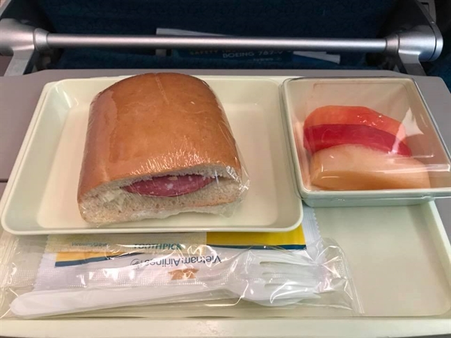 Chiếc 'hamburger huyền thoại' của Vietnam Airlines gây 'bão mạng' Chiec 'hamburger huyen thoai' cua Vietnam Airlines gay 'bao mang'