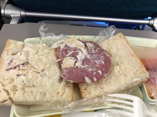 Chiếc 'hamburger huyền thoại' của Vietnam Airlines gây 'bão mạng' Chiec 'hamburger huyen thoai' cua Vietnam Airlines gay 'bao mang'