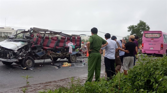 Nhân chứng ám ảnh với khung cảnh nạn nhân nằm la liệt trên ôtô sau tai nạn kinh hoàng Nhan chung am anh voi khung canh nan nhan nam la liet tren oto sau tai nan kinh hoang