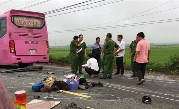 Nhân chứng ám ảnh với khung cảnh nạn nhân nằm la liệt trên ôtô sau tai nạn kinh hoàng Nhan chung am anh voi khung canh nan nhan nam la liet tren oto sau tai nan kinh hoang