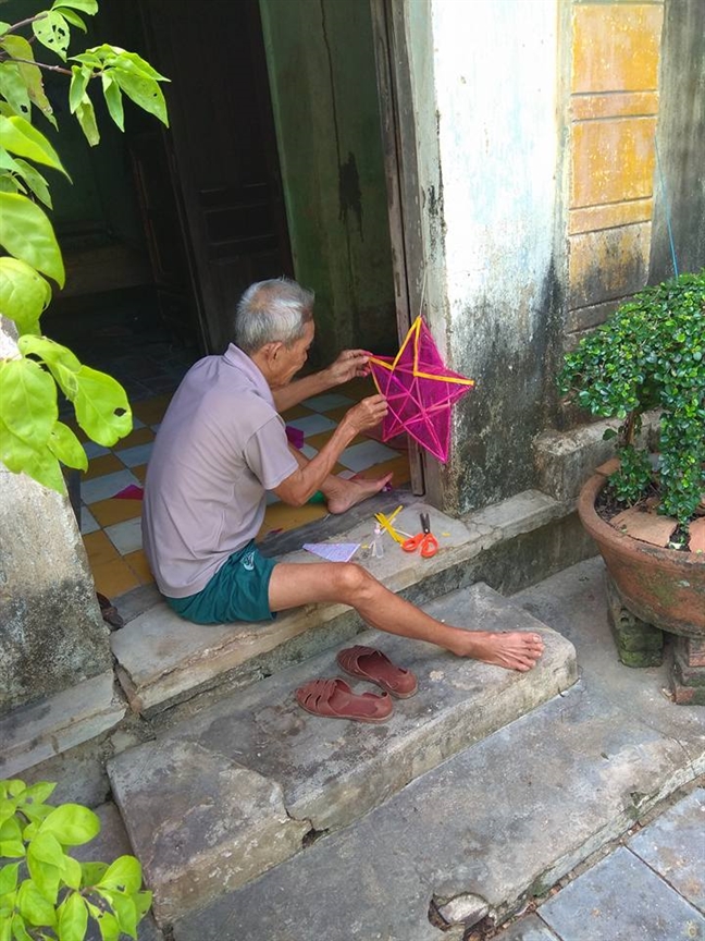 Rưng rưng nhớ lại thời rước đèn Trung thu 'ông nội làm' Rung rung nho lai thoi ruoc den Trung thu 'ong noi lam'