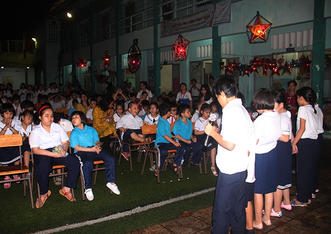 Mùa trung thu đầy ấm áp với trẻ em trường đặc biệt Nguyễn Đình Chiểu Mua trung thu day am ap voi tre em truong dac biet Nguyen Dinh Chieu