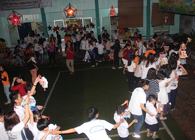 Mùa trung thu đầy ấm áp với trẻ em trường đặc biệt Nguyễn Đình Chiểu Mua trung thu day am ap voi tre em truong dac biet Nguyen Dinh Chieu