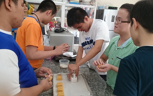 Mùa trung thu đầy ấm áp với trẻ em trường đặc biệt Nguyễn Đình Chiểu Mua trung thu day am ap voi tre em truong dac biet Nguyen Dinh Chieu