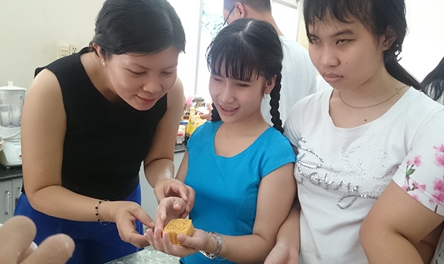 Mùa trung thu đầy ấm áp với trẻ em trường đặc biệt Nguyễn Đình Chiểu Mua trung thu day am ap voi tre em truong dac biet Nguyen Dinh Chieu