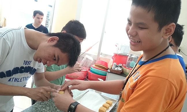 Mùa trung thu đầy ấm áp với trẻ em trường đặc biệt Nguyễn Đình Chiểu Mua trung thu day am ap voi tre em truong dac biet Nguyen Dinh Chieu