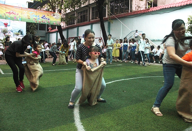 Mùa trung thu đầy ấm áp với trẻ em trường đặc biệt Nguyễn Đình Chiểu Mua trung thu day am ap voi tre em truong dac biet Nguyen Dinh Chieu