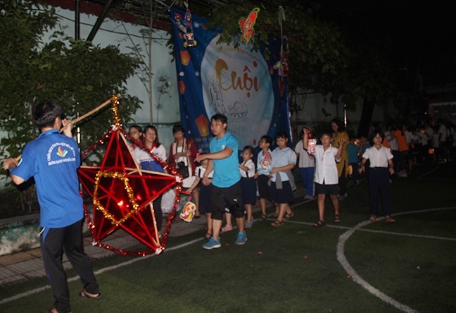 Mùa trung thu đầy ấm áp với trẻ em trường đặc biệt Nguyễn Đình Chiểu Mua trung thu day am ap voi tre em truong dac biet Nguyen Dinh Chieu