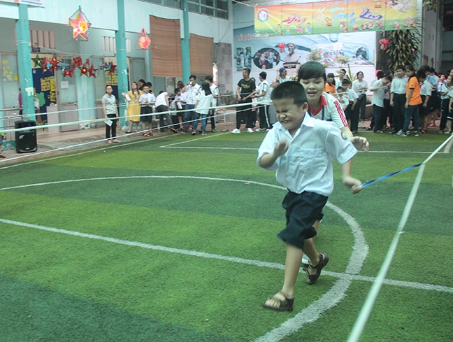 Mùa trung thu đầy ấm áp với trẻ em trường đặc biệt Nguyễn Đình Chiểu Mua trung thu day am ap voi tre em truong dac biet Nguyen Dinh Chieu