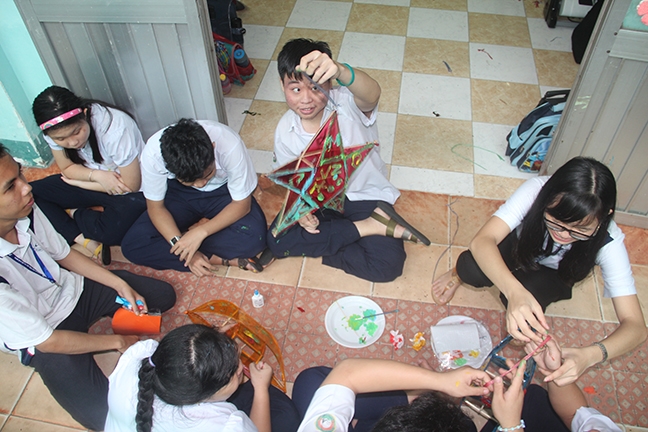 Mùa trung thu đầy ấm áp với trẻ em trường đặc biệt Nguyễn Đình Chiểu Mua trung thu day am ap voi tre em truong dac biet Nguyen Dinh Chieu