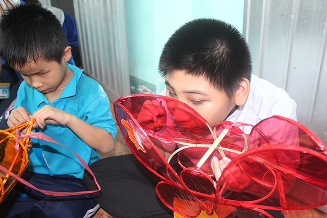 Mùa trung thu đầy ấm áp với trẻ em trường đặc biệt Nguyễn Đình Chiểu Mua trung thu day am ap voi tre em truong dac biet Nguyen Dinh Chieu
