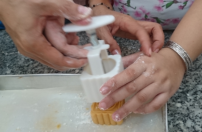 Mùa trung thu đầy ấm áp với trẻ em trường đặc biệt Nguyễn Đình Chiểu Mua trung thu day am ap voi tre em truong dac biet Nguyen Dinh Chieu