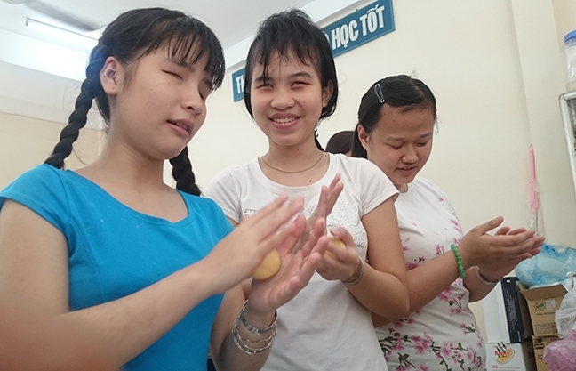 Mùa trung thu đầy ấm áp với trẻ em trường đặc biệt Nguyễn Đình Chiểu Mua trung thu day am ap voi tre em truong dac biet Nguyen Dinh Chieu