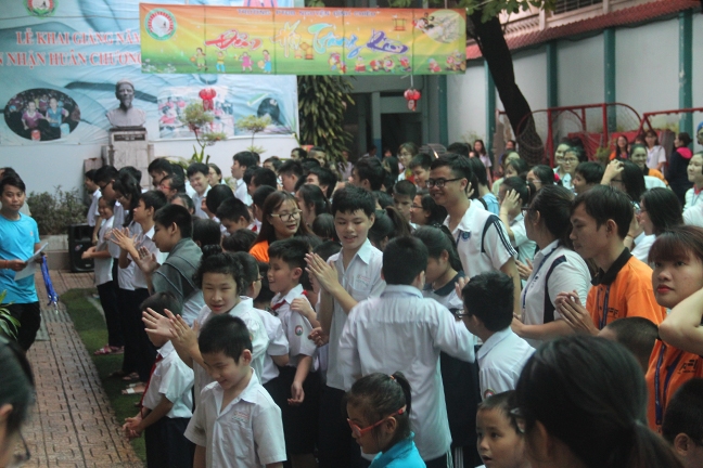 Mùa trung thu đầy ấm áp với trẻ em trường đặc biệt Nguyễn Đình Chiểu Mua trung thu day am ap voi tre em truong dac biet Nguyen Dinh Chieu