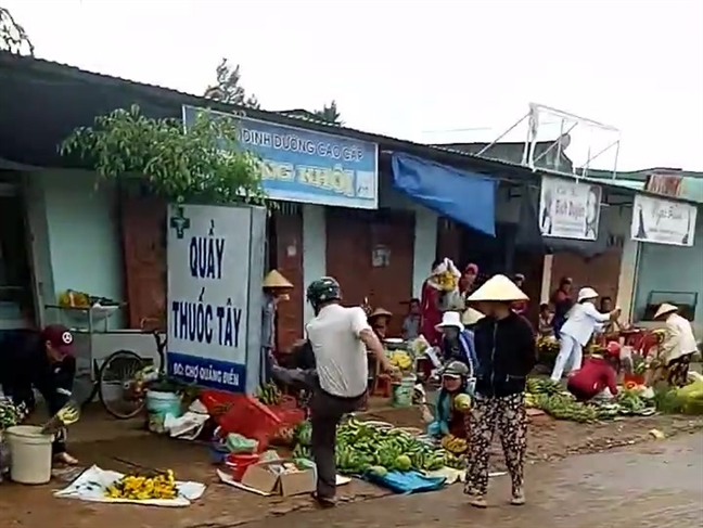 Vụ Trưởng công an xã đá văng đồ của người dân: Người trong cuộc nói gì? Vu Truong cong an xa da vang do cua nguoi dan: Nguoi trong cuoc noi gi?