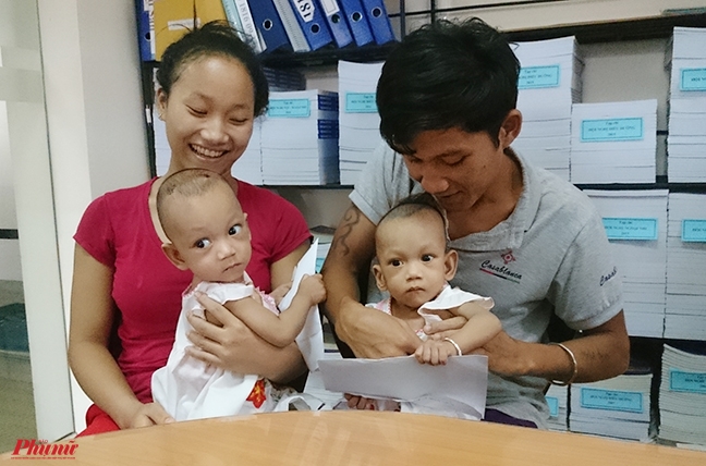 Ông bố người S'tiêng vui mừng ôm con gái sinh đôi được tách rời phần mông Ong bo nguoi S'tieng vui mung om con gai sinh doi duoc tach roi phan mong